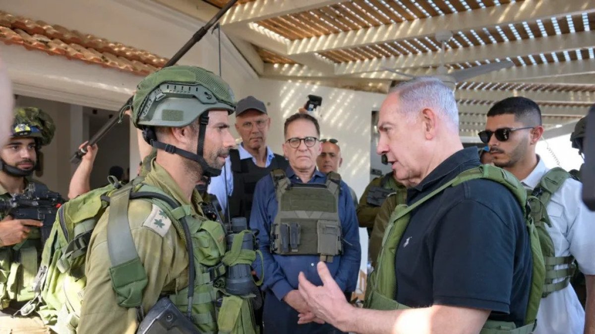 Operación. El primer ministro de Israel, Benjamín Netanyahu, visitó ayer Kibbutz Beeri y Kibbutz Kfar Aza.