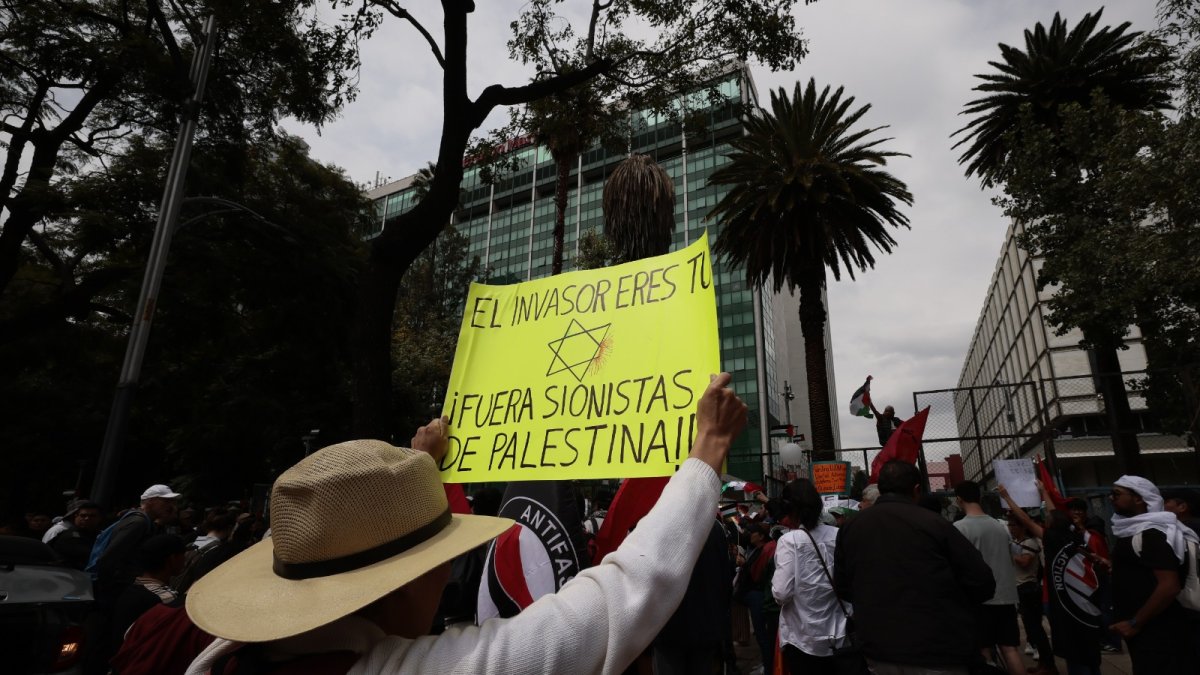 Propalestinos. En México, una manifestación de militantes de izquierda antijudíos tuvo lugar frente a la sede de la embajada de Estados Unidos.