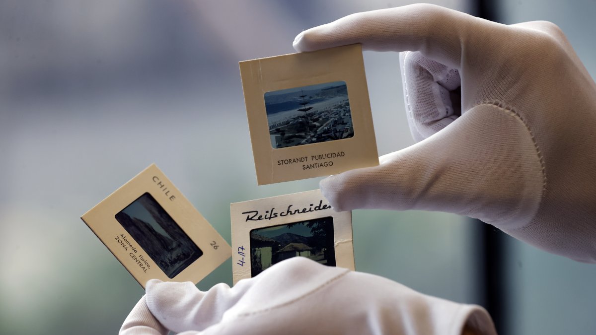 Fotos. Detalle de varios negativos y diapositivas del libro de viajes.