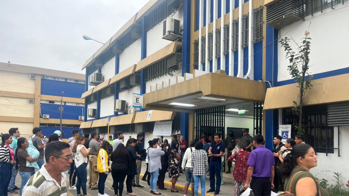 Los electores llegaron expectantes a su recinto electoral