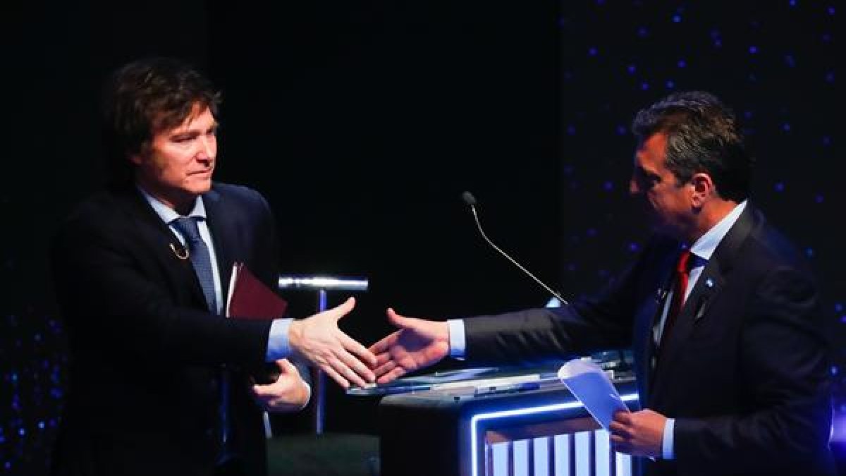 El candidato Javier Milei (i) saluda al candidato Sergio Massa, previo a uno de los debates presidenciales.