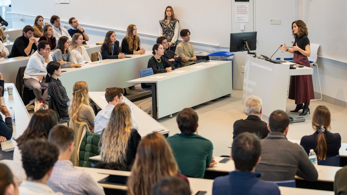 La presidenta de la Comunidad de Madrid, Isabel Díaz Ayuso, se reúne con estudiantes de la Universidad de Columbia, este sábado 14 de octubre, en Nueva York (EE.UU.).