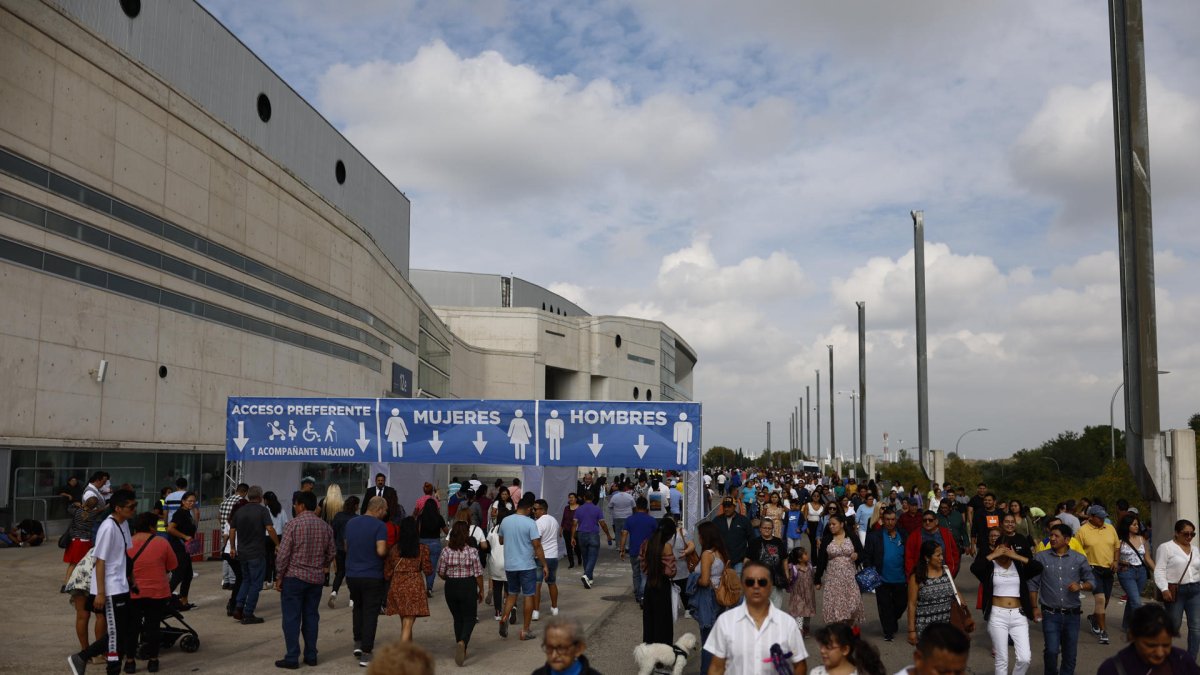 Vista de los miles de ecuatorianos que ejercen con normalidad su derecho al voto en Madrid este domingo, en la segunda vuelta de las elecciones de este domingo en su país.