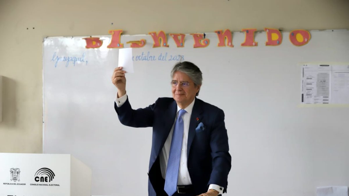 El presidente Guillermo Lasso votó media hora antes de lo programado en la unidad educativa del milenio Ileana Espinel Cedeño.