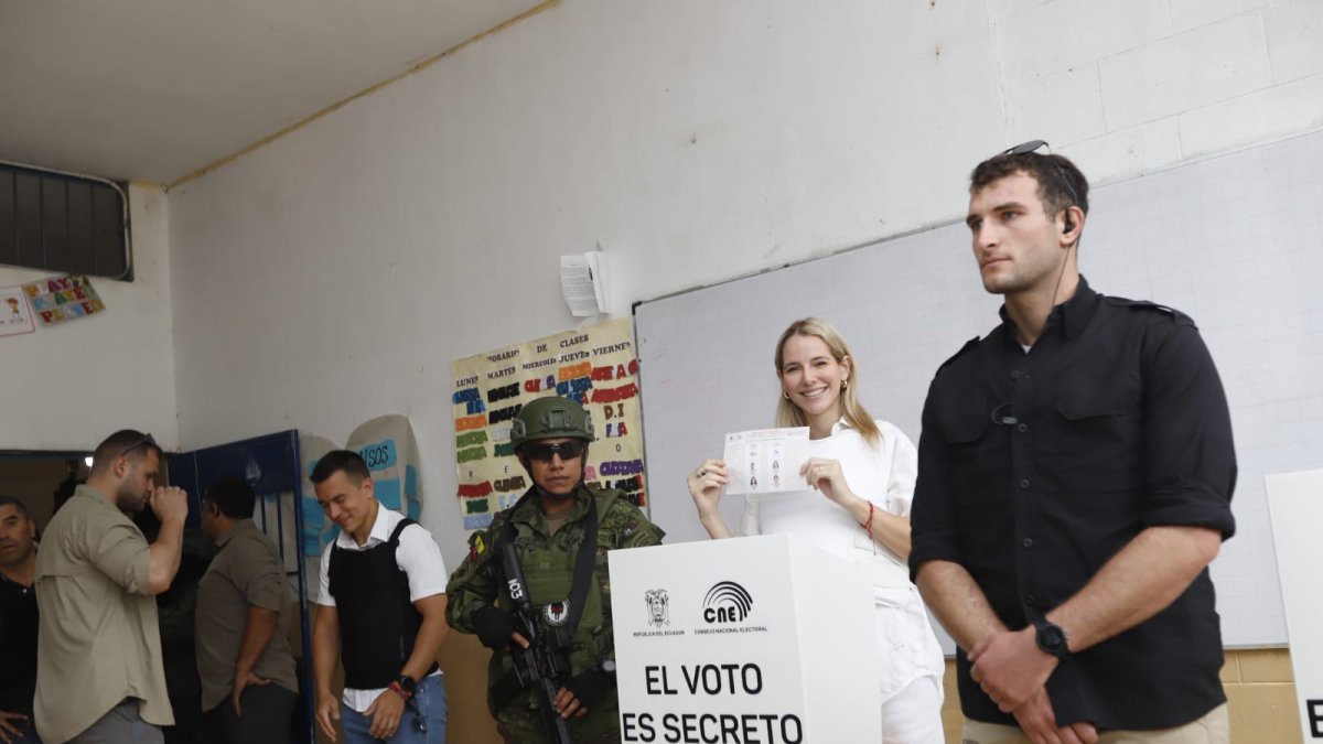 La esposa del candidato presidencial Daniel Noboa, Lavinia Valbonesi, votó bajo un fuerte dispositivo de seguridad en Guayaquil, utilizando un chaleco antibalas, y el candidato se retiró sin hacer declaraciones tras el sufragio.