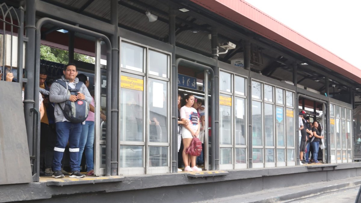 Ciudanos esperan la Metrovía para poder ir a votar.