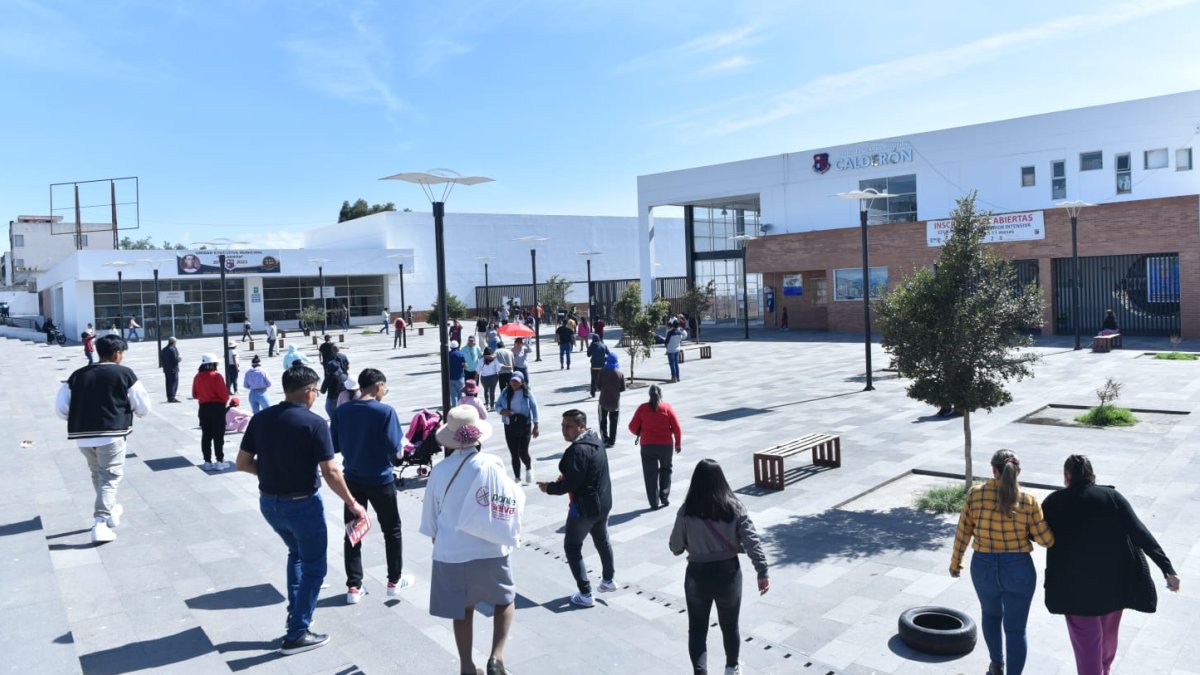 Los electores acudieron desde temprano a sufragar.