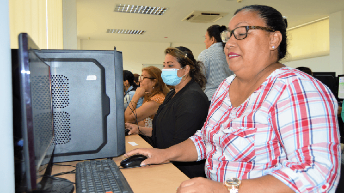 Las clases para los jóvenes y adultos que no han terminado el bachillerato son en modalidad virtual o a distancia.