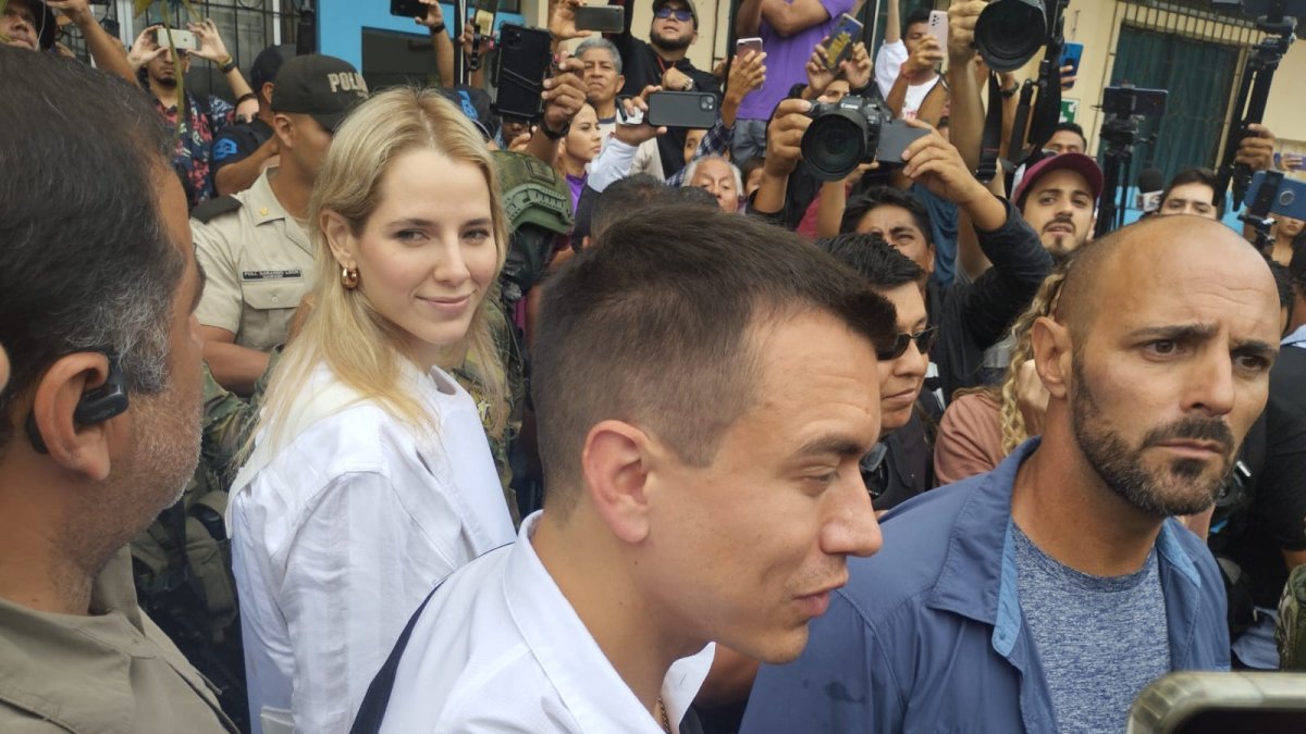 Daniel Noboa ejerció su derecho al voto en Olón