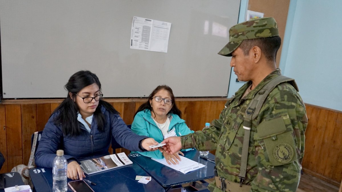 Votación en el Colegio Benalcázar, de Quito.
