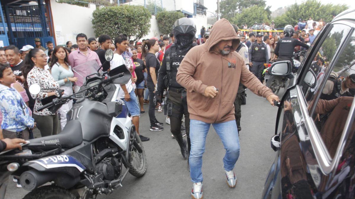 El exalcalde de Durán llegó encapuchado hasta su lugar de votación.