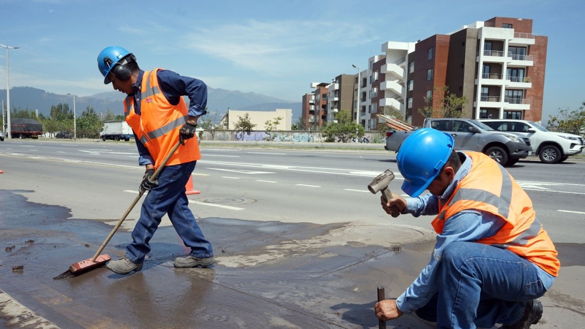 Solución. Trabajadores efectúan limpieza y arreglos en el sector de la Ruta Viva.