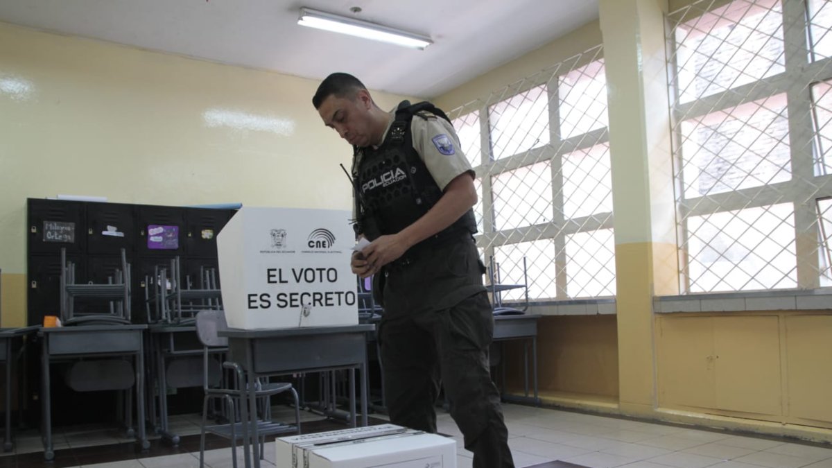 Comandante del Distrito Manuela Sáenz, Patricio Vargas ejerció su derecho al voto en la Unidad Educativa Sucre