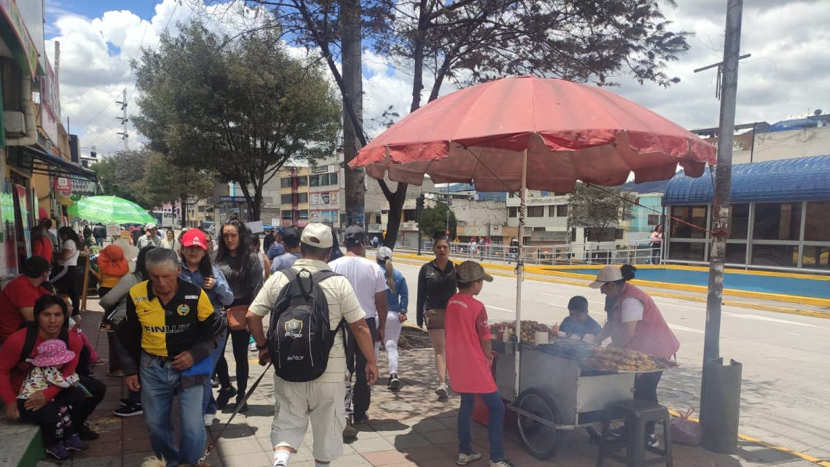 Los comerciantes se ubicaron entre la calle Bobonaza y avenida Napo para ofertar sus productos.