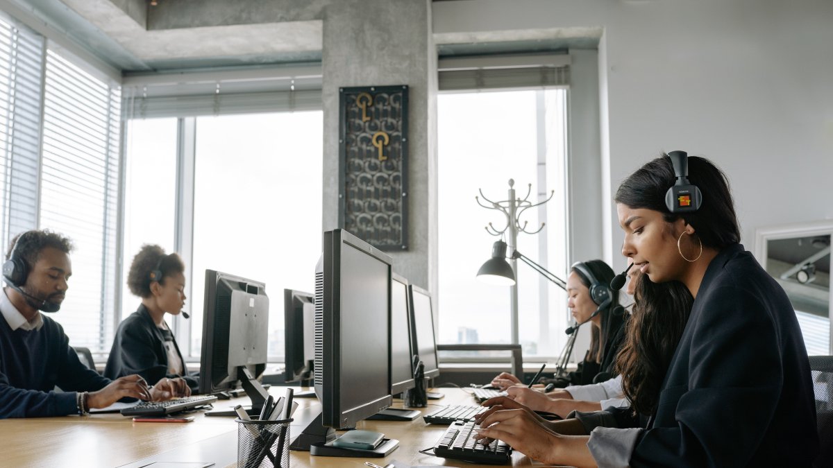 Un grupo de personas que laboran en un Call Center, se ocupan en cumplir con la asignación de llamadas a las que están obligadas por día.