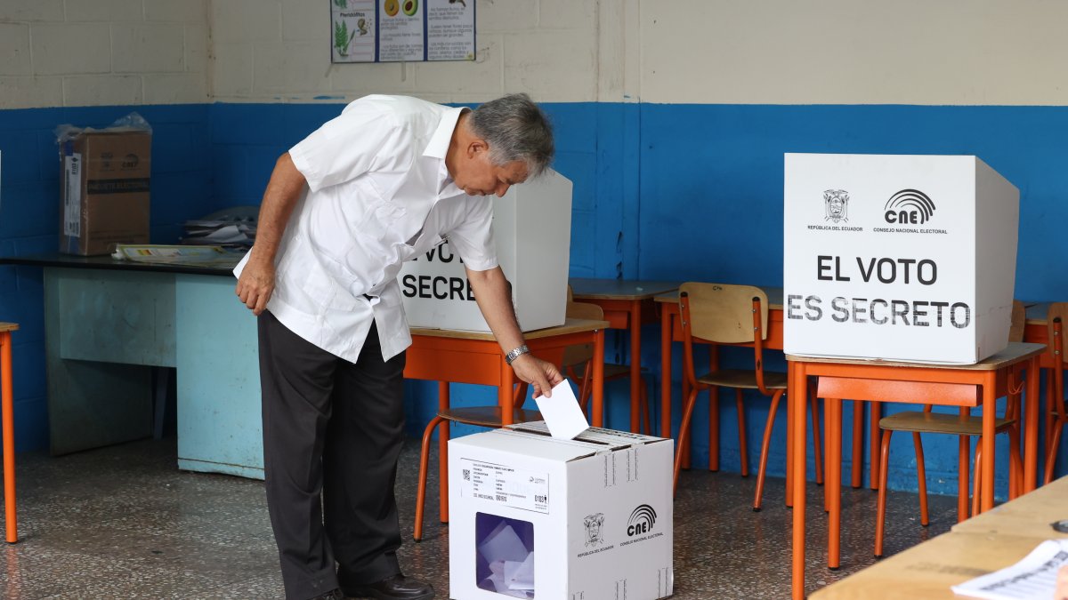 Civismo. Manuel Cruz Padilla, en el momento en el que deposita su voto, tras elegir a uno de los candidatos presidenciales.