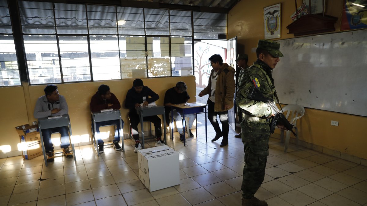Las elecciones presidenciales serán en febrero de 2025, según el calendario del CNE.
