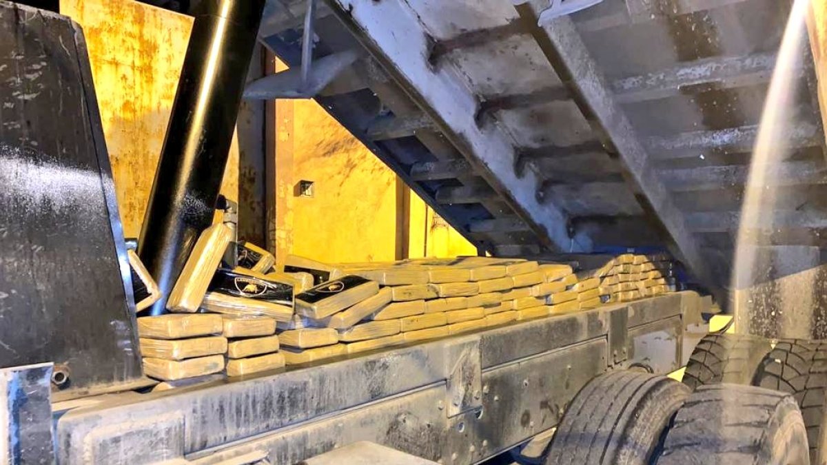 Hallazgo. En una volqueta estaban camuflados bloques de cocaína, que fueron incautados por la Policía.