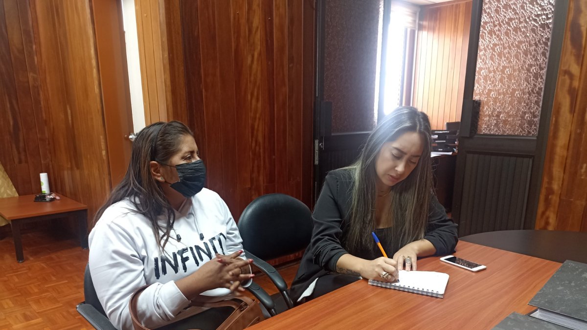 La afiliada Martha Ashqui fue atendida en el Hospital deñ IESS de Ambato por la abogada Gabriela Cevallos, quien escuchó su reclamo.