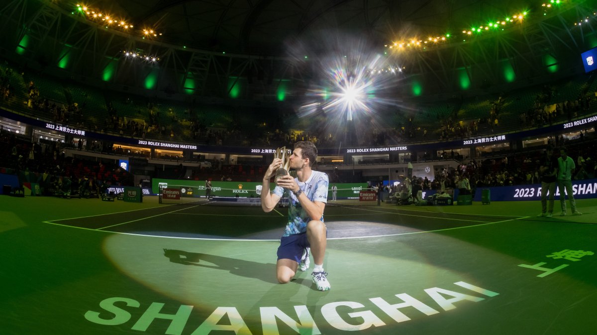 Hurkacz posó con el trofeo en la cancha del complejo deportivo de Qizhong.