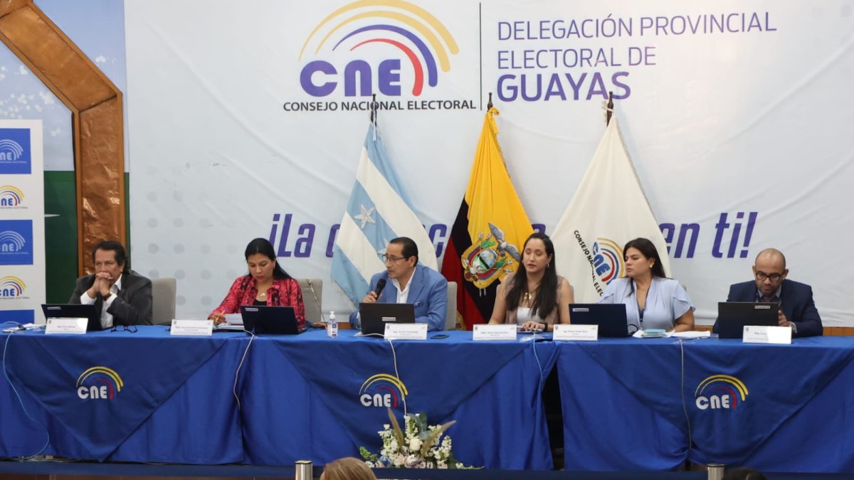 En los exteriores de la delegación provincial se cerró el paso vehicular y se notó la presencia de policías y militares.