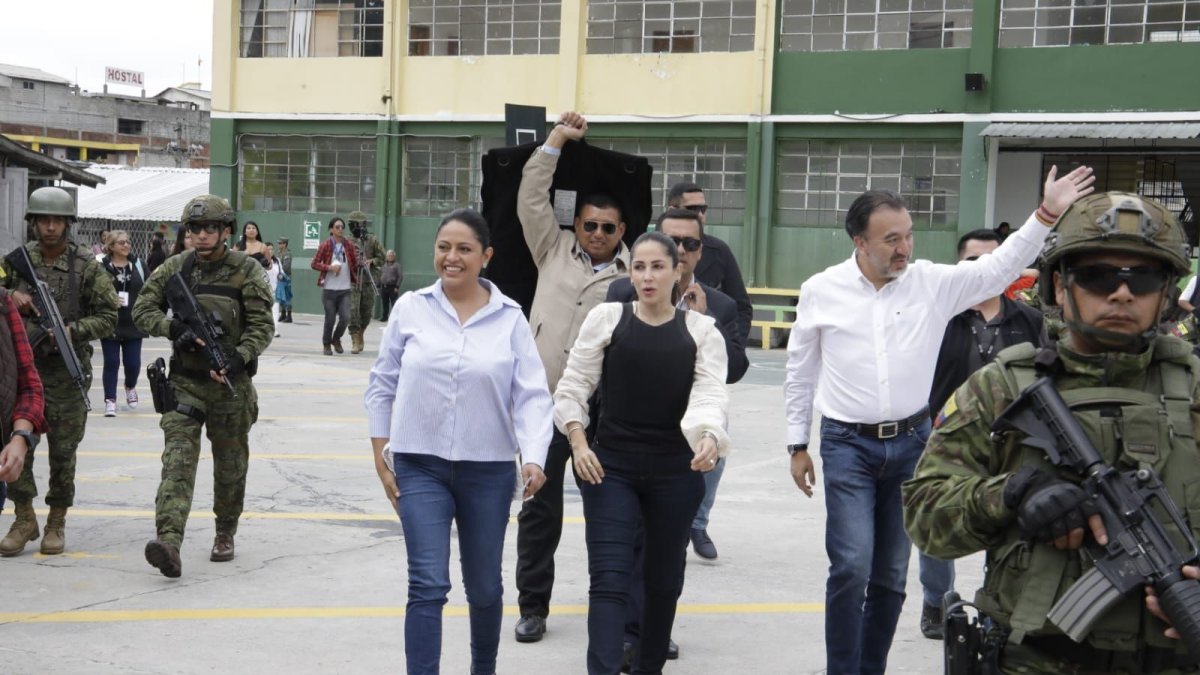 El alcalde Pabel Muñoz se reunió con la candidata Luisa González y la prefecta Paola Pabón.