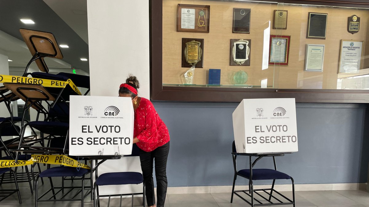 Una ciudadana ejerce su derecho al voto en esta segunda vuelta electoral