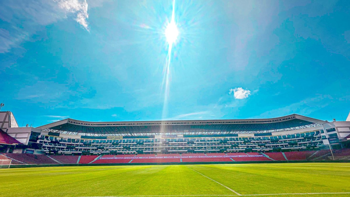 La cancha del estadio Rodrigo Paz Delgado se encuentra lista para recibir mañana a cerca de 40.000 personas. Habrá lleno total.