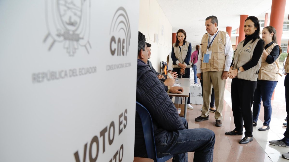 Elecciones presidenciales en Ecuador concluyen con éxito: alta participación y jornada sin incidentes, según el CNE y la OEA.
