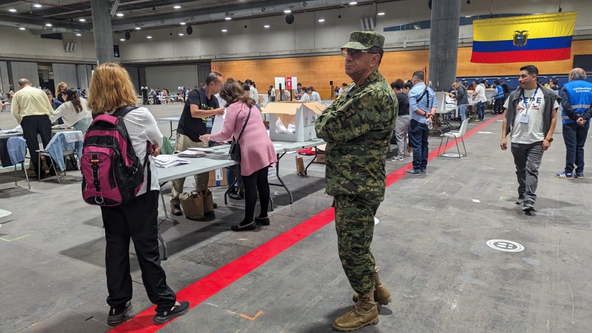 Madrid, España. Una gran bandera tricolor, seguridad y orden recibieron a los miles de migrantes ecuatorianos en Ifema, en Madrid.
