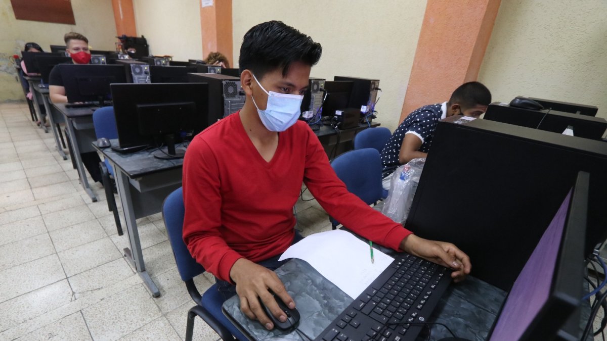 Estudiantes verifican si obtuvieron un cupo para la U.