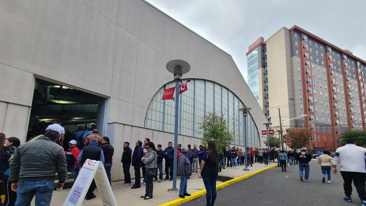 En Estados Unidos están empadronados 144.701 ecuatorianos; para que ellos puedan ejercer su voto el Consejo Nacional Electoral habilitó 205 juntas electorales .