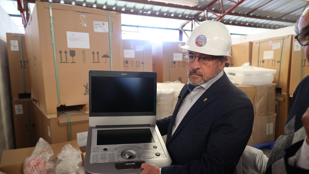 El ministro de Salud, José Ruales, muestra uno de los equipos médicos adquiridos por la cartera de Estado.