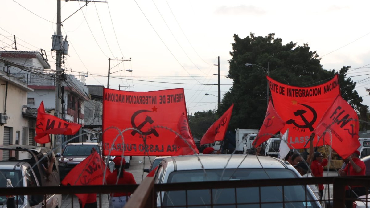 Simpatizantes de Daniel Noboa y Luisa González se hicieron presentes cerca del cne