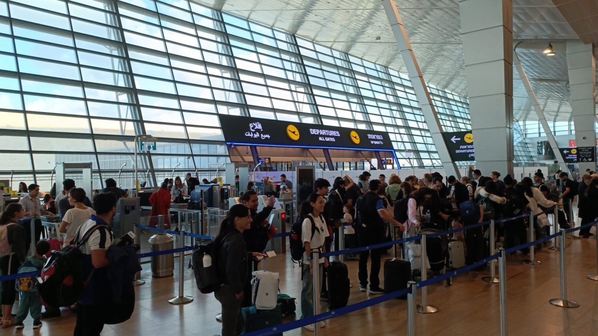 Ecuatorianos se agrupan para salir desde Israel. Está previsto que arriben al país este lunes 16 de octubre