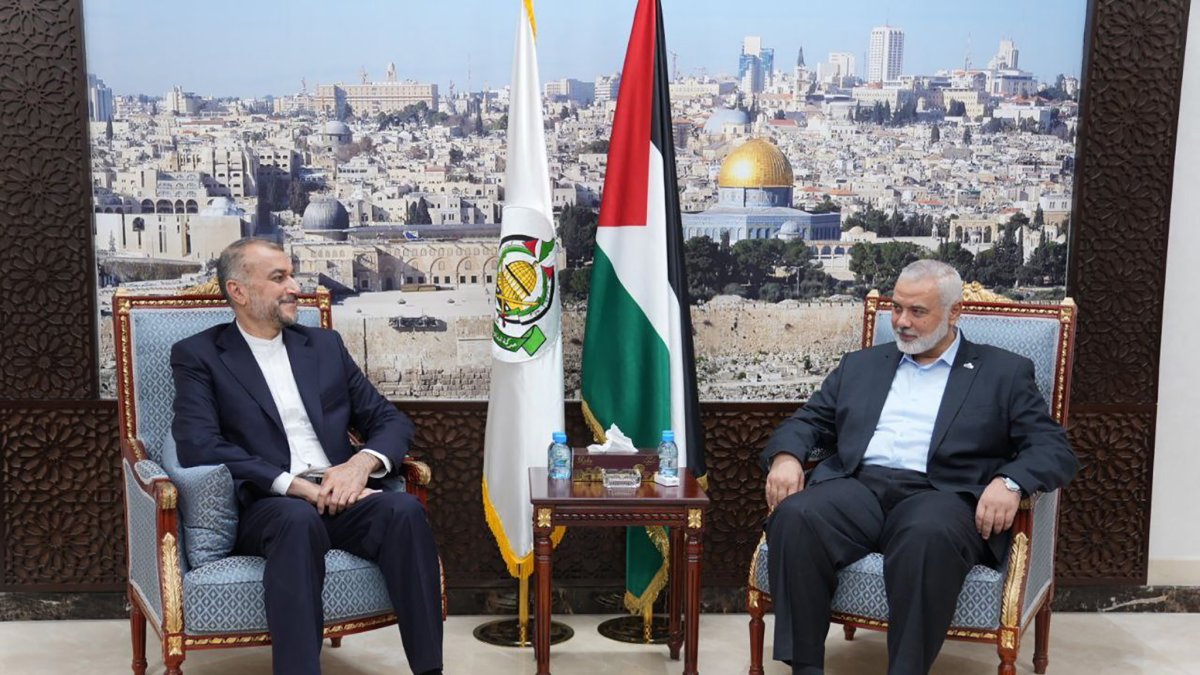 El ministero de Exteriores de Irán, Hossein Amir-Abdollahian (i) y el líder del grupo islamista palestino Hamás, Ismail Haniya (d) en una reunión en Doha, Qatar, el 14 de octubre.