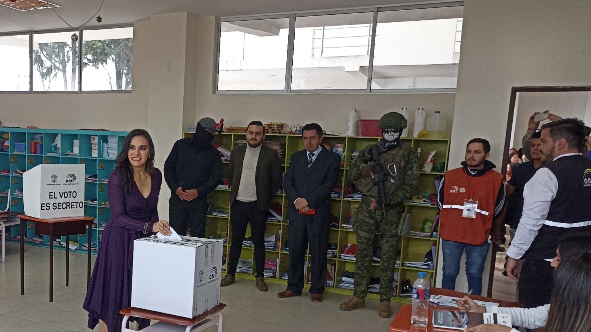 Verónica Abad nació en Cuenca. Tiene 46 años de edad.