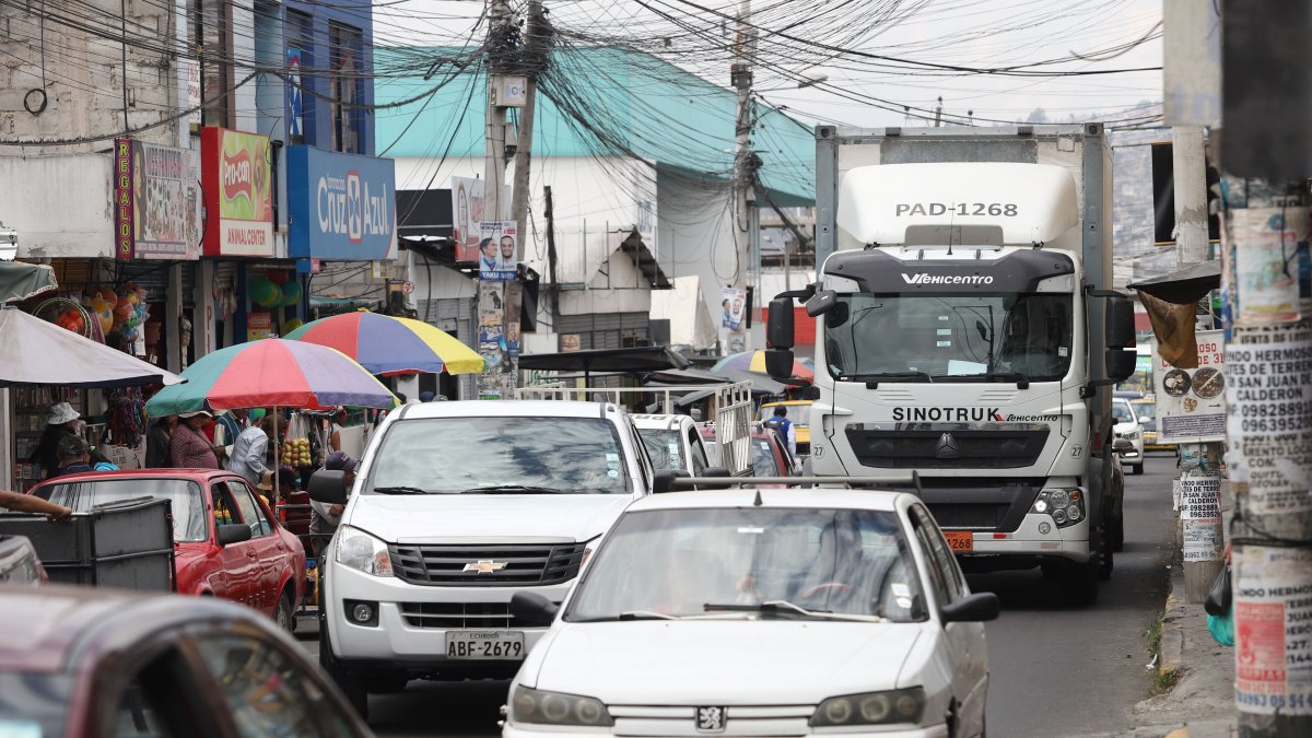 Descontrol. Las vías de acceso son angostas y de los dos carriles, uno se usa para parquear inapropiadamente.