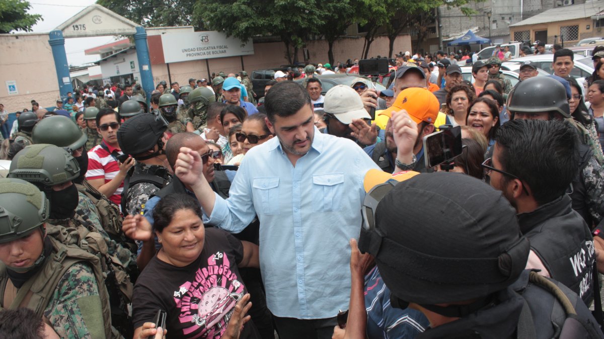 Funcionario. Álvarez sufragó acompañado de González.