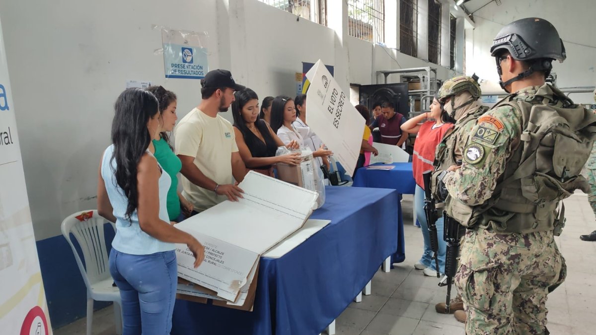 En Esmeraldas, los uniformados acompañaron a los miembros de la Junta Receptora del voto.