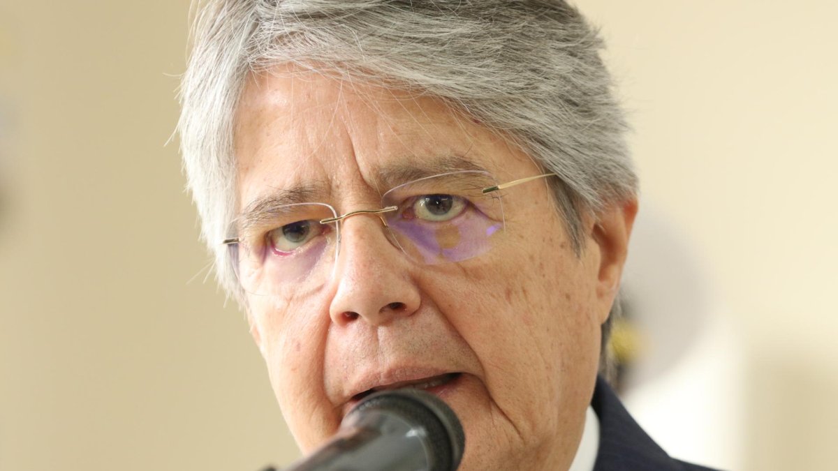 El presidente de Ecuador, Guillermo Lasso, pronuncia un discurso tras votar en la segunda ronda de las elecciones presidenciales hoy, en Guayaquil (Ecuador).