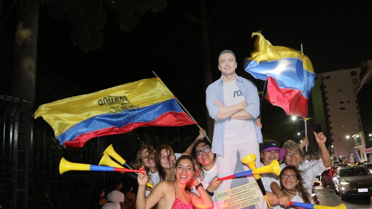 Simpatizantes del candidato a la presidencia Daniel Noboa, celebran el triunfo de su candidato durante las elecciones presidenciales 2023 hoy en Guayaquil (Ecuador).
