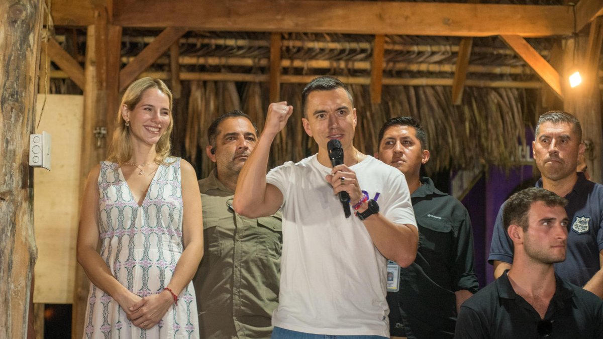 El candidato Daniel Noboa, habla con la prensa, tras ganar las elecciones presidenciales 2023 hoy, en Olon provincia de Santa Elena (Ecuador).