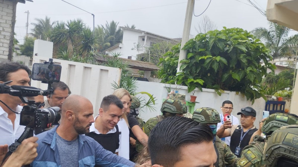 Votación. Daniel Noboa acudió a sufragar en medio de estrictas medidas de seguridad.