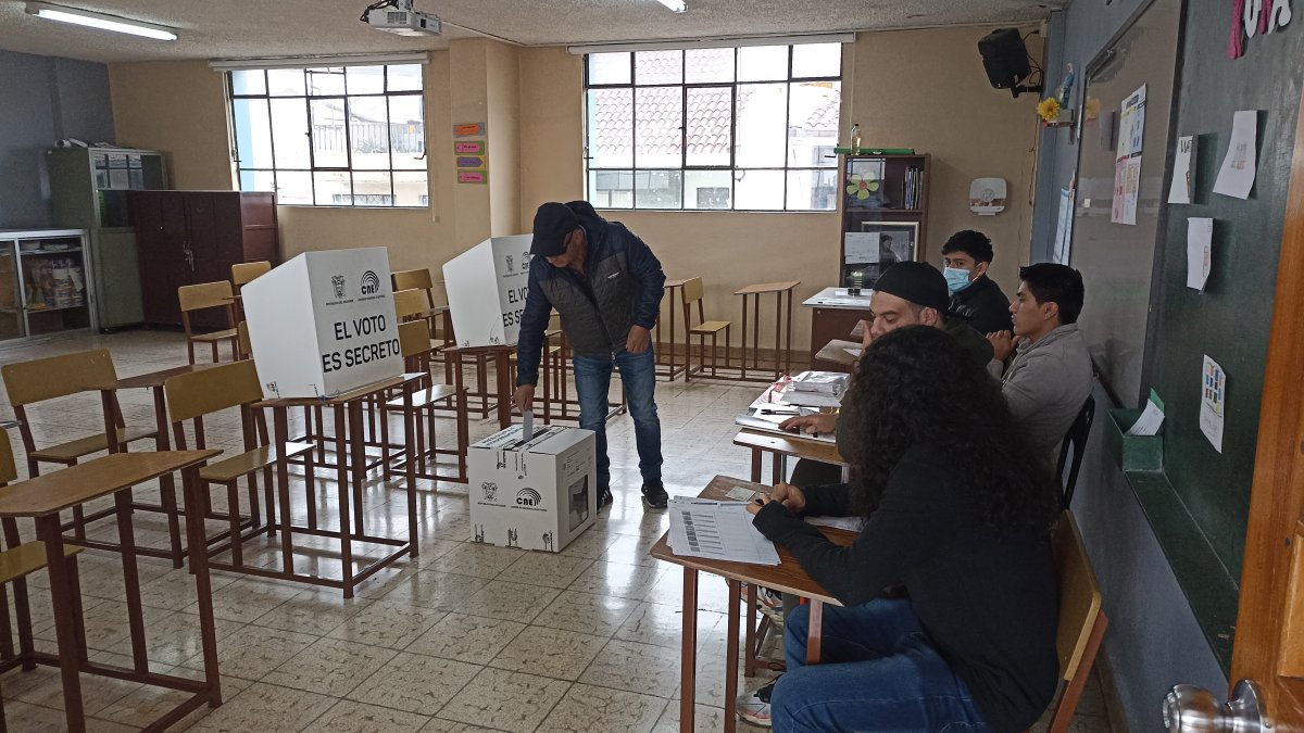 Sufragio. Un ciudadano deposita la papeleta electoral en una urna.
