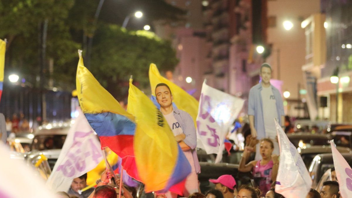 Triunfo. Simpatizantes del presidente electo se concentraron en parte del malecón de Guayaquil para celebrar la victoria en las urnas.