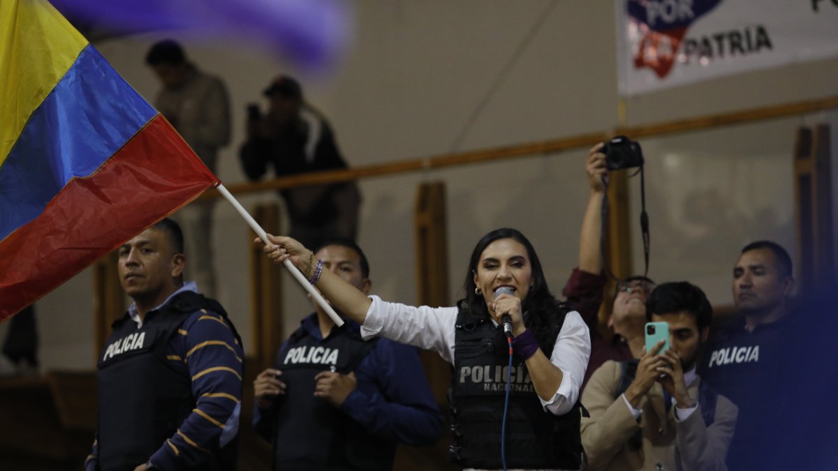 La vicepresidenta electa Verónica Abad, celebra con simpatizantes del candidato a la presidencia Daniel Noboa