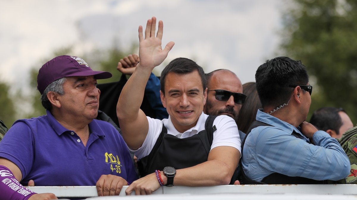 El candidato Daniel Noboa durante el cierre de su campaña electoral