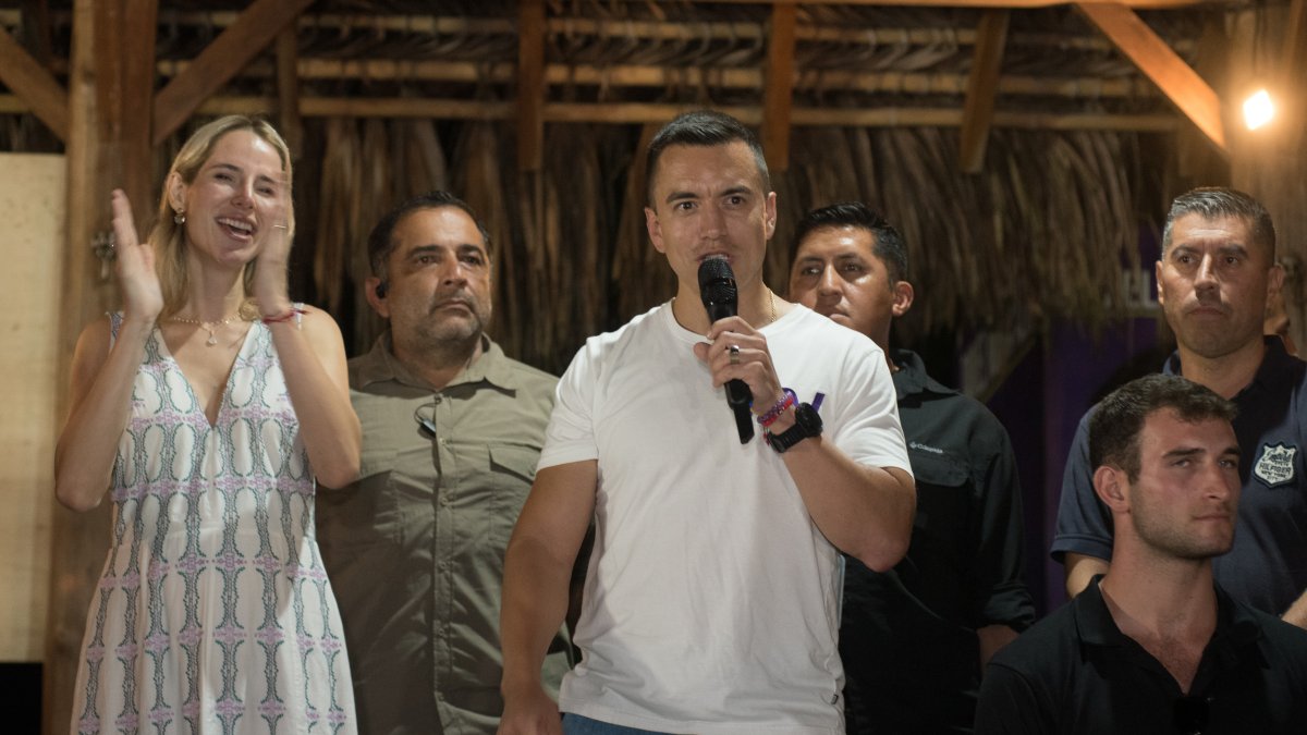 El candidato Daniel Noboa habla con la prensa tras ganar las elecciones presidenciales 2023.