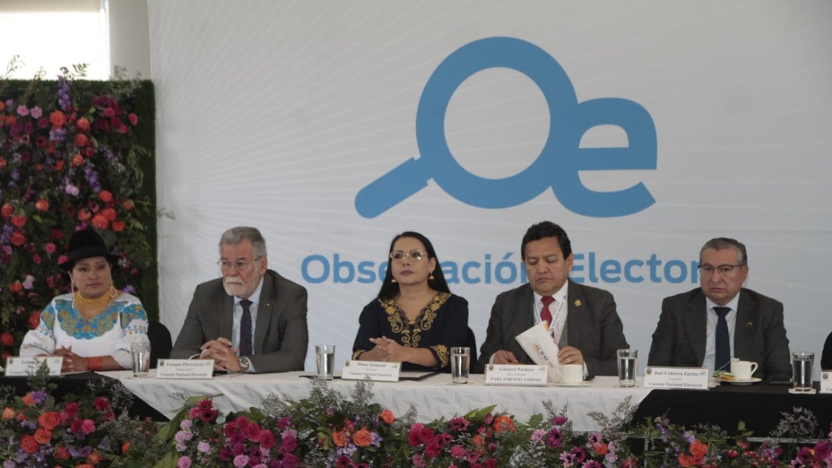 Diana Atamaint recibió informe del Parlamento Andino sobre las elecciones de mano de Gustavo Pacheco.